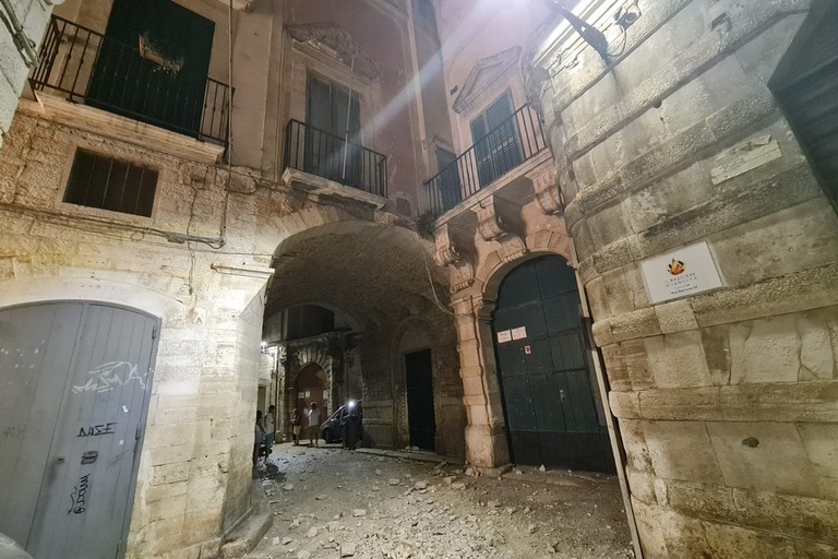 Il crollo del cornicione a Palazzo Rogadeo