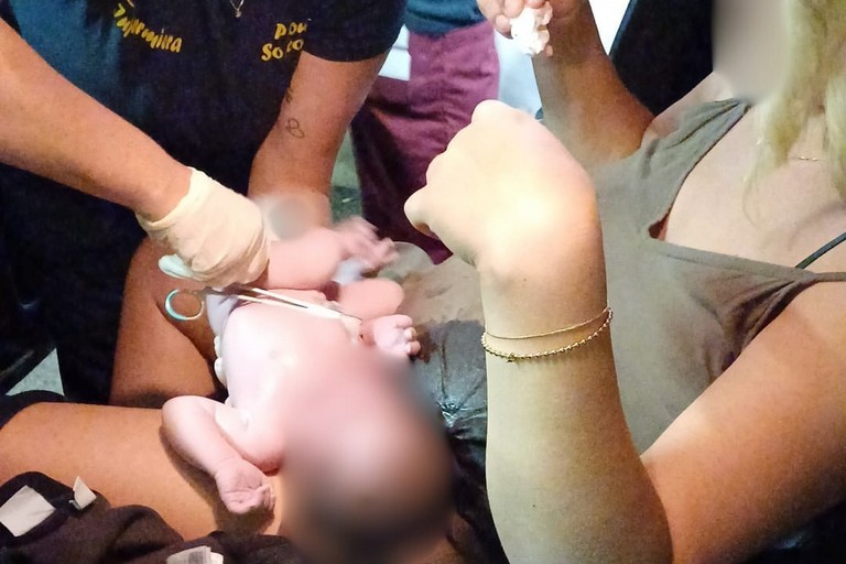 La piccola Fabiola nasce in auto nel tragitto verso l'ospedale