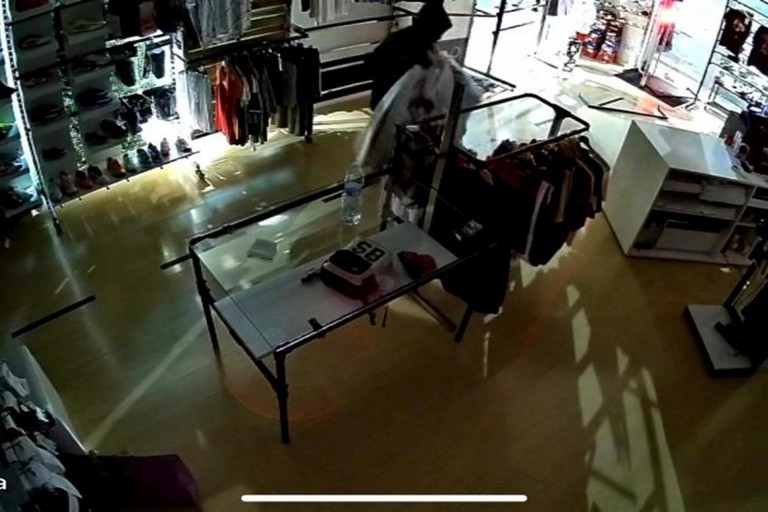 Razzia notturna da Magic Foot: via con capi d'abbigliamento e scarpe